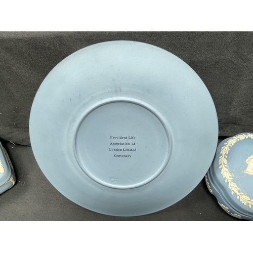 211 - QTY OF BLUE JASPER WEDGEWOOD WARE TO INCLUDE A LIGHTER, TRINKET DISHES, WALL PLAQUE (PALE BLUE, DARK... 