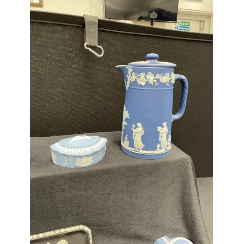 211 - QTY OF BLUE JASPER WEDGEWOOD WARE TO INCLUDE A LIGHTER, TRINKET DISHES, WALL PLAQUE (PALE BLUE, DARK... 