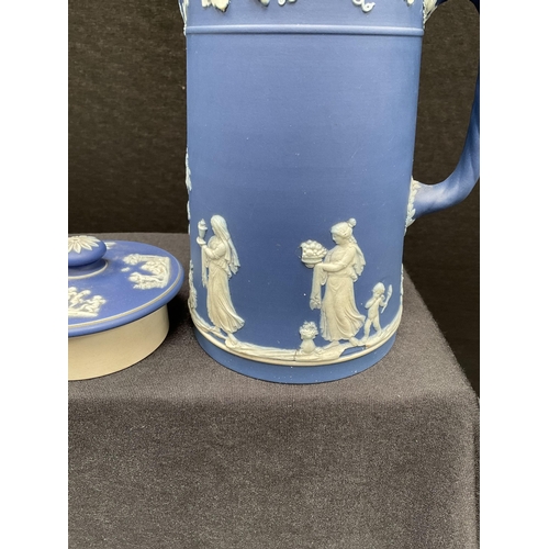 211 - QTY OF BLUE JASPER WEDGEWOOD WARE TO INCLUDE A LIGHTER, TRINKET DISHES, WALL PLAQUE (PALE BLUE, DARK... 