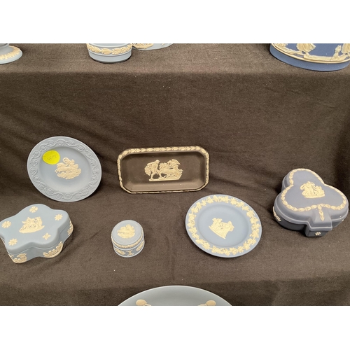 211 - QTY OF BLUE JASPER WEDGEWOOD WARE TO INCLUDE A LIGHTER, TRINKET DISHES, WALL PLAQUE (PALE BLUE, DARK... 