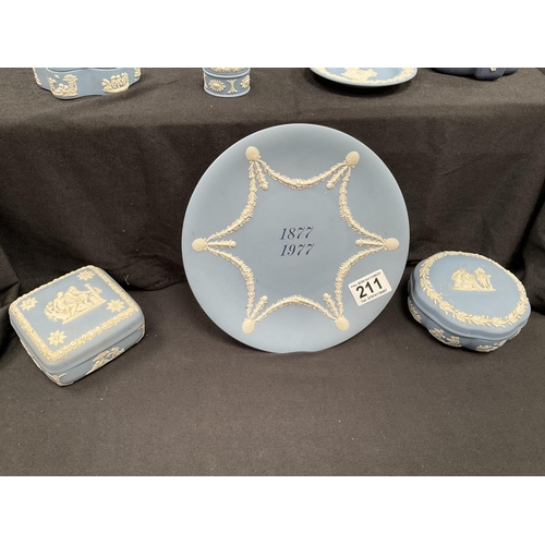 211 - QTY OF BLUE JASPER WEDGEWOOD WARE TO INCLUDE A LIGHTER, TRINKET DISHES, WALL PLAQUE (PALE BLUE, DARK... 