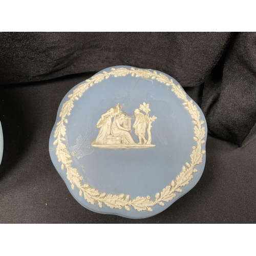 211 - QTY OF BLUE JASPER WEDGEWOOD WARE TO INCLUDE A LIGHTER, TRINKET DISHES, WALL PLAQUE (PALE BLUE, DARK... 