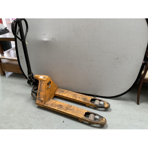 446 - CHALLENGER 20 PUMP/PALLET TRUCK