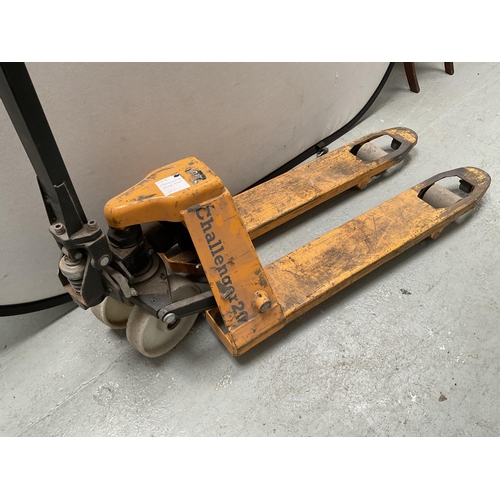 446 - CHALLENGER 20 PUMP/PALLET TRUCK