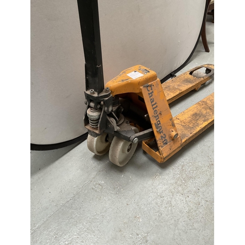 446 - CHALLENGER 20 PUMP/PALLET TRUCK