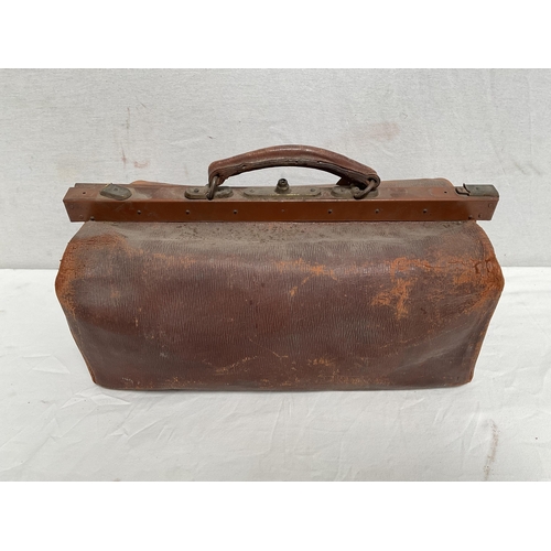 21 - VICTORIAN LEATHER GLADSTONE BAG A/F