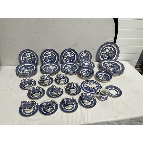 32 - CRATE OF WILLOW PATTERN CHINA TO INCLUDE DINNER PLATES, SIDE PLATES, DESSERT BOWLS, CUPS AND SAUCERS... 