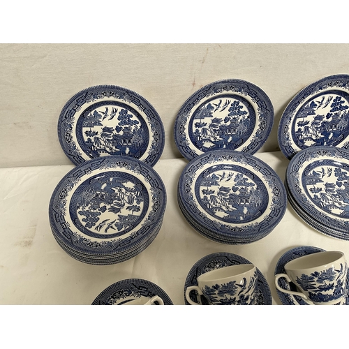 32 - CRATE OF WILLOW PATTERN CHINA TO INCLUDE DINNER PLATES, SIDE PLATES, DESSERT BOWLS, CUPS AND SAUCERS... 