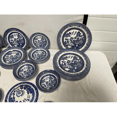 32 - CRATE OF WILLOW PATTERN CHINA TO INCLUDE DINNER PLATES, SIDE PLATES, DESSERT BOWLS, CUPS AND SAUCERS... 