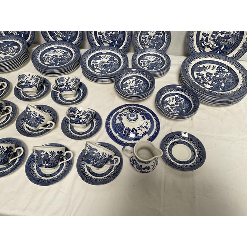 32 - CRATE OF WILLOW PATTERN CHINA TO INCLUDE DINNER PLATES, SIDE PLATES, DESSERT BOWLS, CUPS AND SAUCERS... 