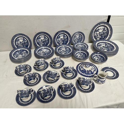 32 - CRATE OF WILLOW PATTERN CHINA TO INCLUDE DINNER PLATES, SIDE PLATES, DESSERT BOWLS, CUPS AND SAUCERS... 