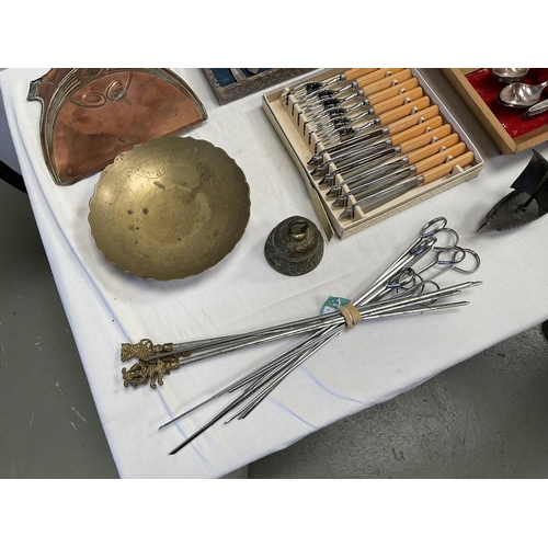 40 - BOX OF FLATWARE TO INCLUDE CASED ITEMS AND AN ARTS AND CRAFTS COPPER CRUMB TRAY WITH IMPRESSED MARK ... 