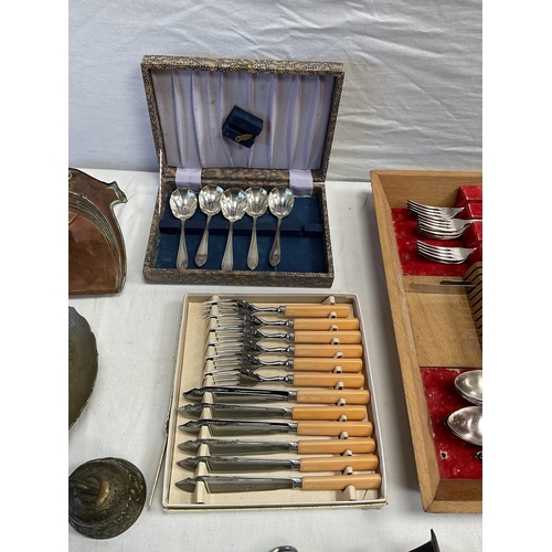 40 - BOX OF FLATWARE TO INCLUDE CASED ITEMS AND AN ARTS AND CRAFTS COPPER CRUMB TRAY WITH IMPRESSED MARK ... 