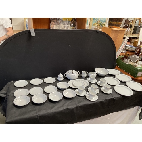 43 - GERMAN CHINA DINNER SERVICE - APPROX 40 PIECES