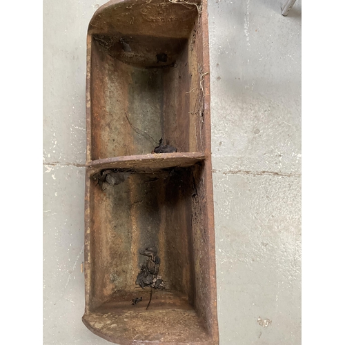 14 - VINTAGE CAST IRON WALL MOUNTED FEEDING TROUGH H12