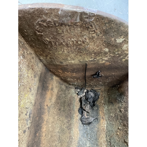 14 - VINTAGE CAST IRON WALL MOUNTED FEEDING TROUGH H12