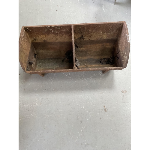14 - VINTAGE CAST IRON WALL MOUNTED FEEDING TROUGH H12