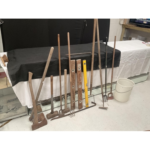 6 - QTY OF GARDEN TOOLS AND A BUCKET OF SLEDGE HAMMERS, AXE SPIRIT LEVELS ETC