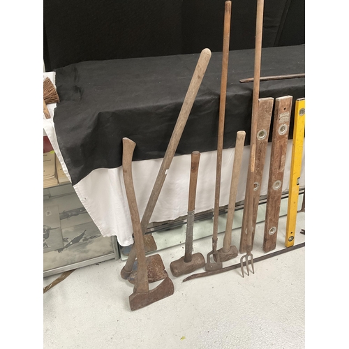 6 - QTY OF GARDEN TOOLS AND A BUCKET OF SLEDGE HAMMERS, AXE SPIRIT LEVELS ETC