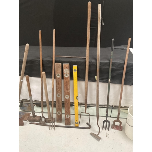 6 - QTY OF GARDEN TOOLS AND A BUCKET OF SLEDGE HAMMERS, AXE SPIRIT LEVELS ETC