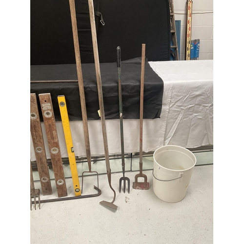 6 - QTY OF GARDEN TOOLS AND A BUCKET OF SLEDGE HAMMERS, AXE SPIRIT LEVELS ETC