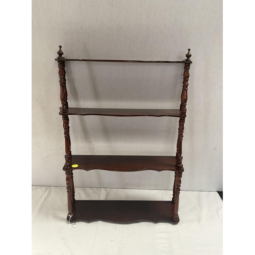 7 - 19 CENTURY MAHOGANY 4 TIER WALL SHELVES WITH TURNED SUPPORTS ON SMALL BRASS FEET - H 28