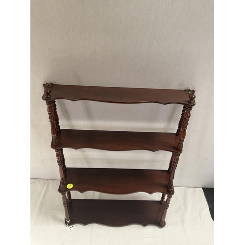 7 - 19 CENTURY MAHOGANY 4 TIER WALL SHELVES WITH TURNED SUPPORTS ON SMALL BRASS FEET - H 28