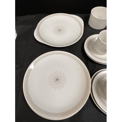 60 - ROYAL DOULTON SONET PATTERN DINNER SERVICE AND ROYAL DOULTON MORNING STAR PART TEA & DINNER SERVICE