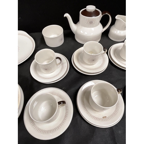 60 - ROYAL DOULTON SONET PATTERN DINNER SERVICE AND ROYAL DOULTON MORNING STAR PART TEA & DINNER SERVICE