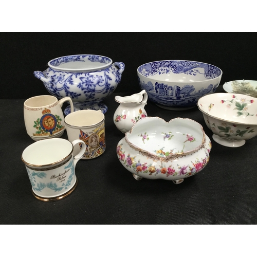 91 - BOX OF CHINA TO INCLUDE BLUE & WHITE BOWLS WEDGEWOODS PLAQUES, COALPORT PLAQUES ETC