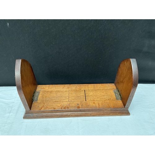 104 - HEAVY OAK EXTENDABLE BOOK ENDS L16