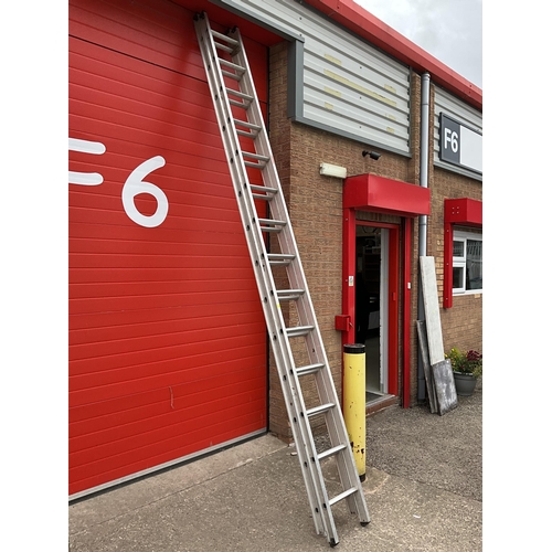 113 - DOUBLE EXTENDING ALUMINIUM LADDER 21FT LADDER - 14 RUNS