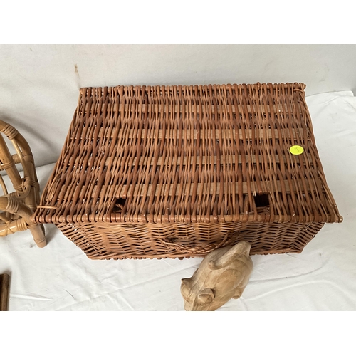 123 - PICNIC HAMPER CONTAINING WOODEN ITEMS AND A CANE MAGAZINE RACK