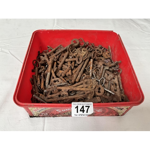 147 - BOX OF VICTORIAN AND LATER KEYS