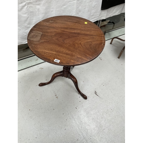 251 - GEORGIAN MAHOGANY PEDESTAL TRIPOD TIP TOP TABLE H28