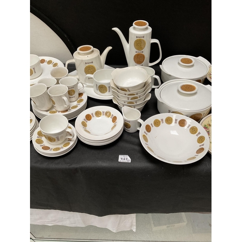 262 - 3 BOXES OF CHINA TO INCLUDE A LARGE RETRO MEAKIN DINNER SERVICE ETC