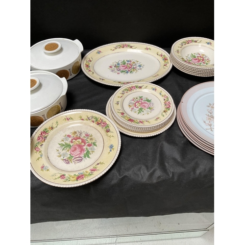 262 - 3 BOXES OF CHINA TO INCLUDE A LARGE RETRO MEAKIN DINNER SERVICE ETC