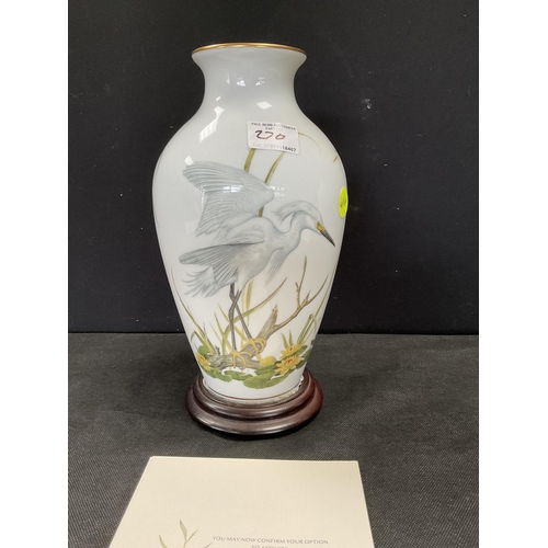 270 - 4 FRANKLIN MINT PORCELAIN VASES DECORATED WITH BIRDS AND FOILAGE COMPELTE WITH CERTIFICATES - THE ME... 