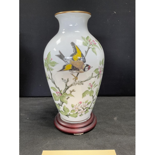 270 - 4 FRANKLIN MINT PORCELAIN VASES DECORATED WITH BIRDS AND FOILAGE COMPELTE WITH CERTIFICATES - THE ME... 