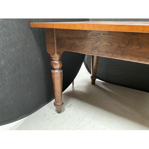 303 - SOLID OAK DINING TABLE WITH CUTLERY DRAWER ON TURNED LEGS H30