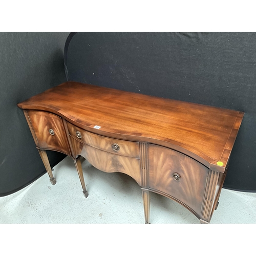 308 - REPRODUCTION MAHOGANY SIDE BOARD WITH 2 CENTRAL DRAWERS FLANKED BY 2 DOORS ON SABRE LEGS H35