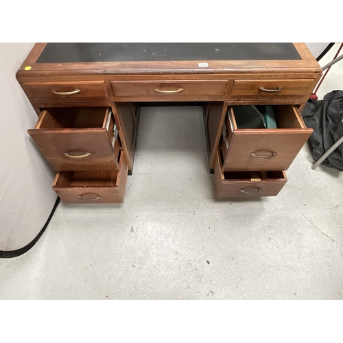 334 - VINTAGE MAHOGANY TWIN PEDESTAL OFFICE DESK WITH 7 DRAWERS H31