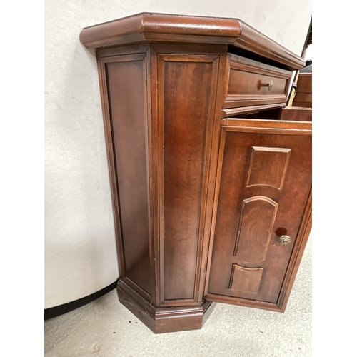 339 - REPRODUCTION CABINET WITH SINGLE DRAWER TO TOP OVER 2 DOORS H29