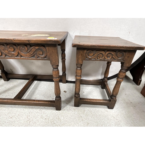 341 - REPRODUCTION SOLID OK NEST OF TABLES ON TURNED AND STRETCHERED LEGS WITH CARVED FREEZE DECORATION A/... 