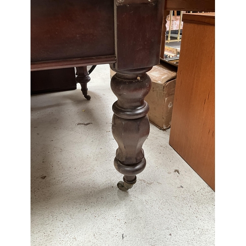 365 - VICTORIAN MAHOGANY WINDOUT TABLE WITH 2 EXTRA LEAVES COMPLETE WITH KEY A/F H29