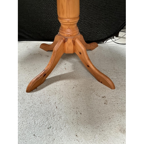 371 - MODERN PINE PEDESTAL KITCHEN TABLE H30