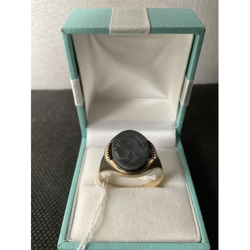 188 - VINTAGE 9CT GOLD GENTS SIGNET RING - BLACK INTAGLIO STONE CARVED WITH GRECO ROMAN SOLDIERS HELMETED ... 