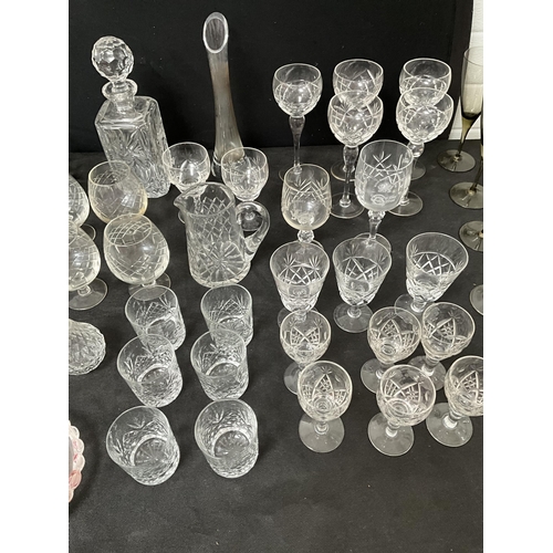 377 - BOX OF GLASSWARE TO INCLUDE GLASSES, FRUIT BOWL WATER JUG ETC