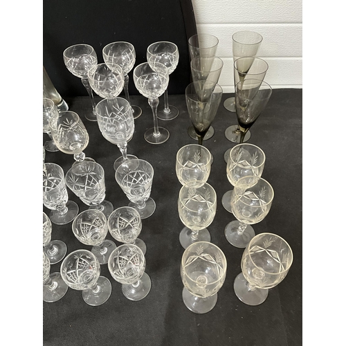 377 - BOX OF GLASSWARE TO INCLUDE GLASSES, FRUIT BOWL WATER JUG ETC