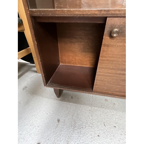 386 - OAK VINTAGE BOOKCASE WITH GLAZED DOORS TO TOP AND 2 SLIDING DOORS TO BASE BADGE BEAVER TAPLEY H40